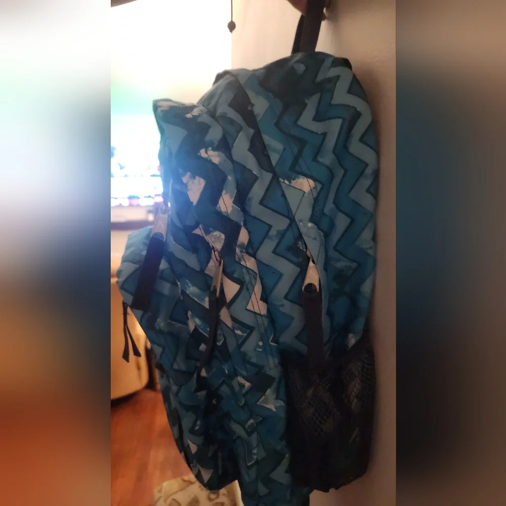 Jansport Blue and White Chevron Backpack LARGE Lap Top Sleeve PERFECT CONDITION!